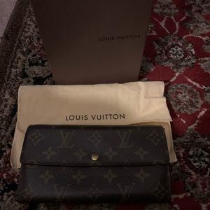 EUC LOUIS VUITTON SARAH WALLET IN MONOGRAM PRINT